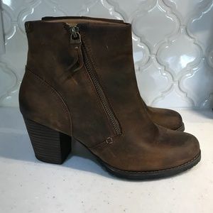 EUC Clarks Leather Boots